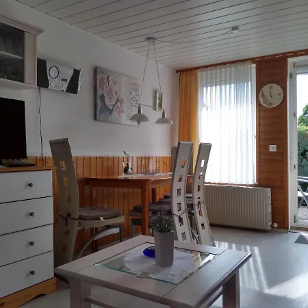 5 Mit Terrasse, Parkplatz, Fahrradgarage, Tram Polin, Tischtennis Apartment *