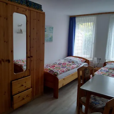 Apartment 5 Mit Terrasse, Parkplatz, Fahrradgarage, Tram Polin, Tischtennis