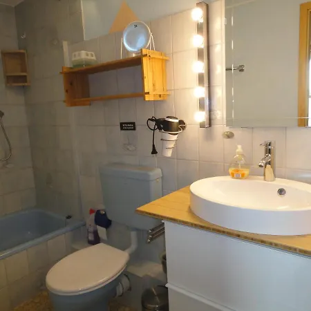 5 Mit Terrasse, Parkplatz, Fahrradgarage, Tram Polin, Tischtennis Lejlighed *