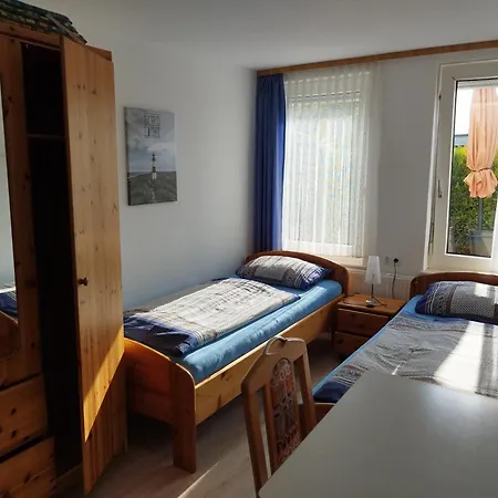 5 Mit Terrasse, Parkplatz, Fahrradgarage, Tram Polin, Tischtennis